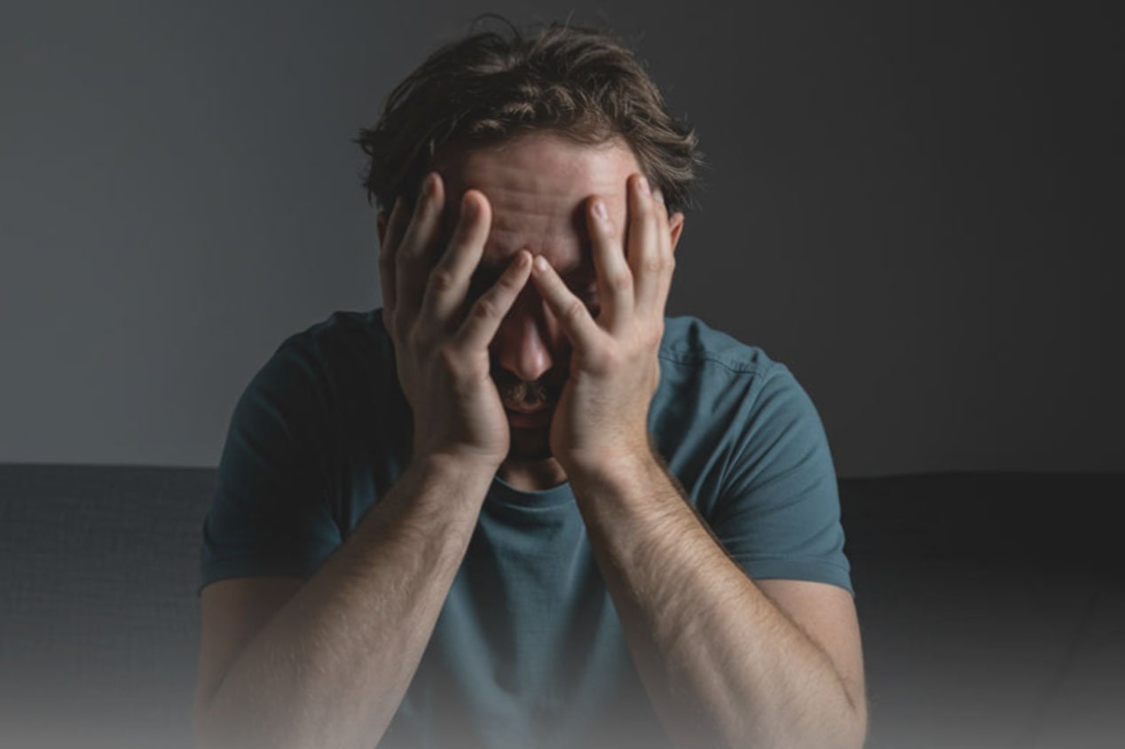 Осложнения паранойи Мужчина закрыл лицо руками